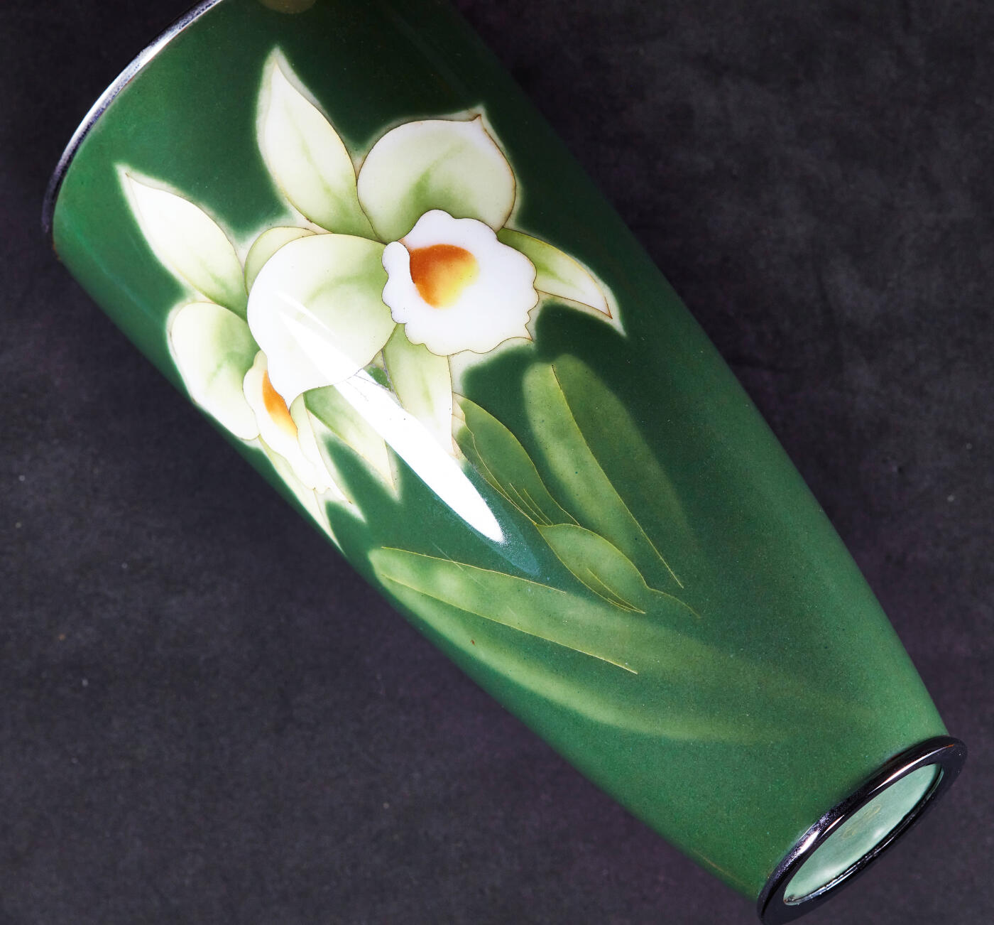 【俄甄集藏】马年新春第一拍 2026年(048)02-25星期三 晚 19:30 全场包邮 日本1960年代著名安滕七宝烧工坊作品绿釉兰花款式铜胎无线珐琅工艺花瓶，高：213mm，杯口直径：103mm，重量：764克