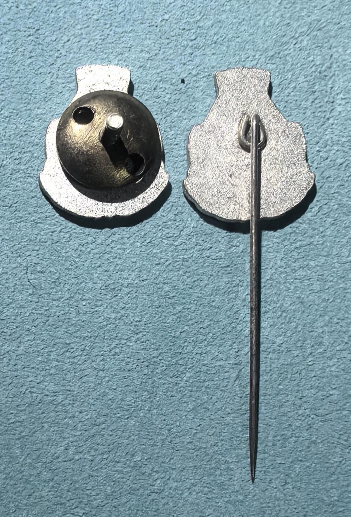 盛世勋华——号角文化勋章邮票专场拍卖第303期 东德汽车运动联合会（ADMV，Allgemeiner Deutscher Motorsport Verband）20年无事故驾驶纪念证章 2款