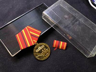 （店主清仓 大量自藏 制服徽章盛宴）罗岚⭐爱藏⭐甄选专拍第五场-分享拍场赚佣（实体经营） - 民主德国工战队金级功绩奖章带盒略全套 镀金完美