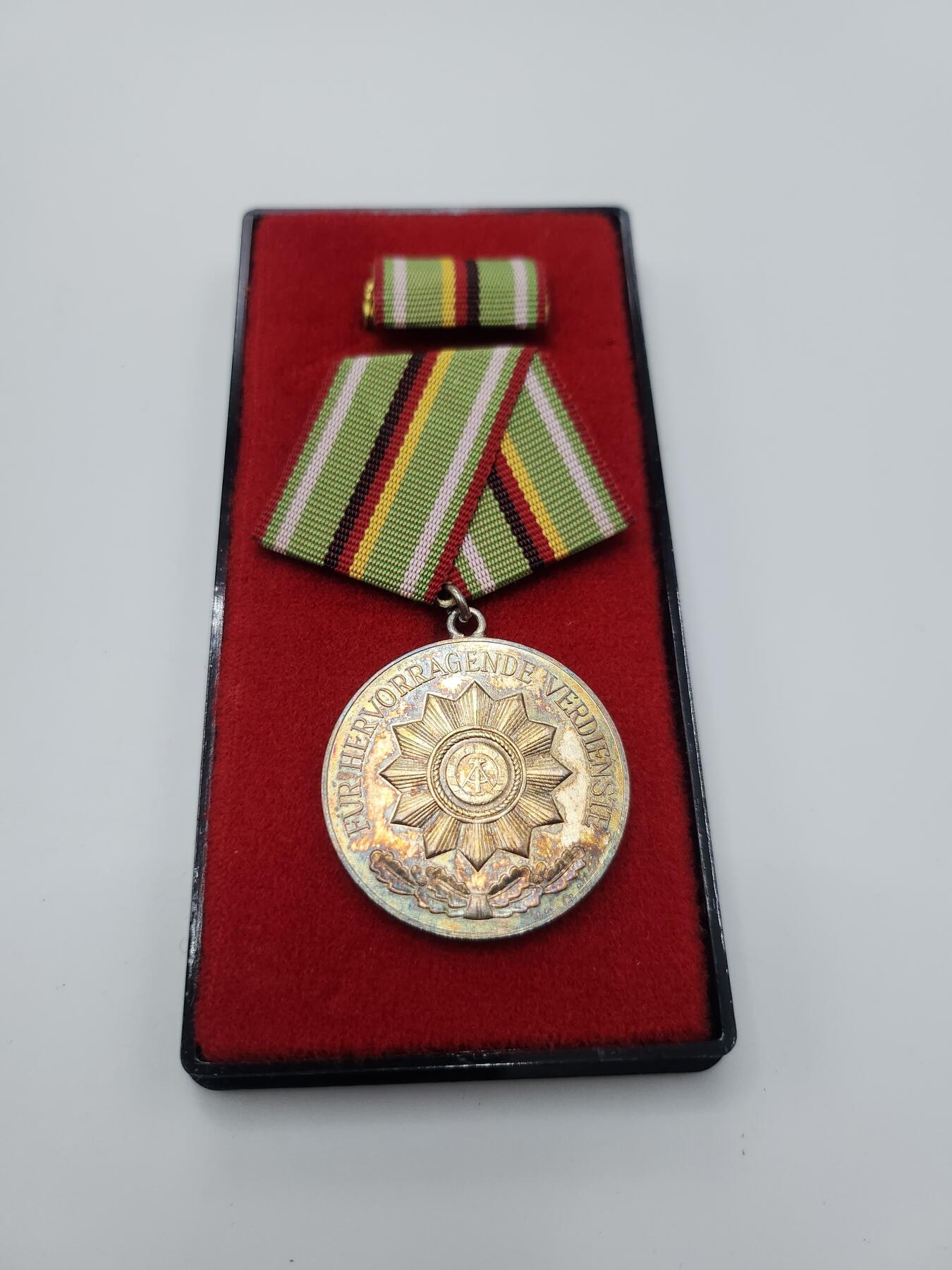 南水社第二次拍卖 民主德国内务部银级功绩奖章 盒略完好 有氧化痕迹