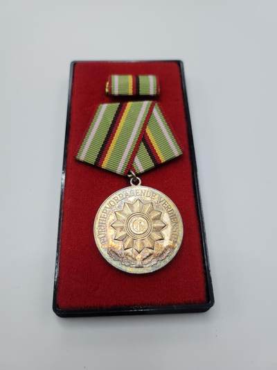 南水社第二次拍卖 - 民主德国内务部银级功绩奖章 盒略完好 有氧化痕迹