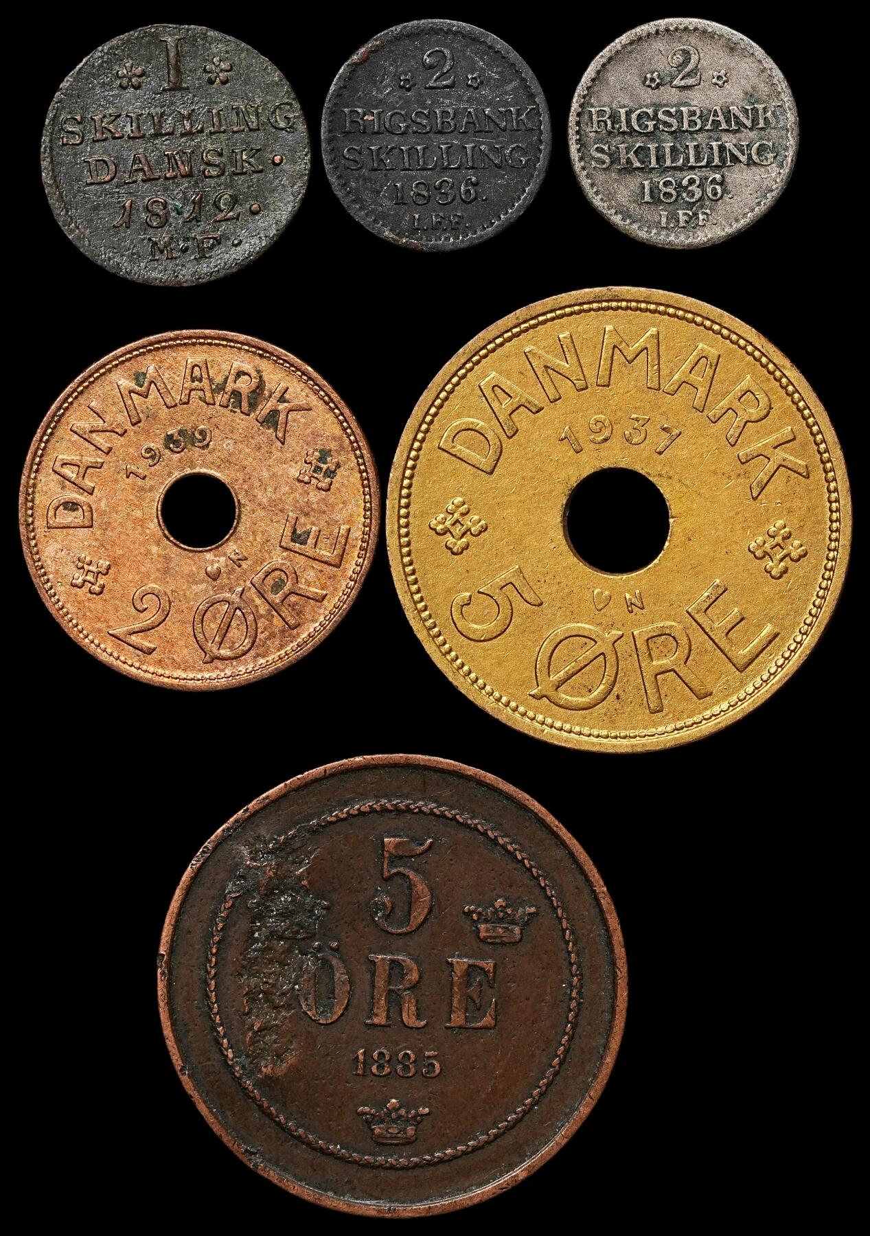 修遠堂世界钱币第103期 丹麦，瑞典钱币一组，含有银币2枚，其中一枚有火漆未清理。另一枚丹麦5欧尔为鎏金，瑞典的5欧尔带有FORTUNEN戳记