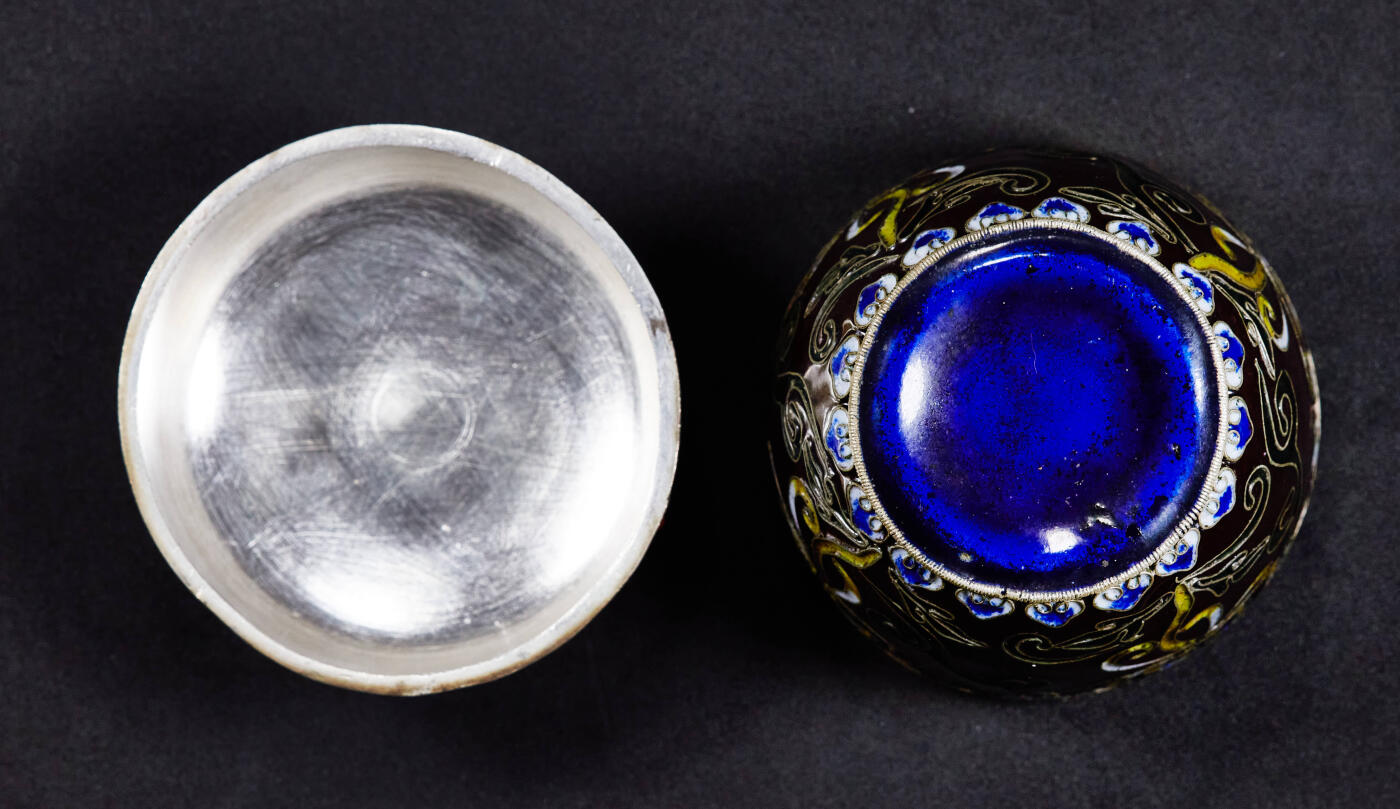 【俄甄集藏】马年新春第一拍 2026年(048)02-25星期三 晚 19:30 全场包邮 日本大正时期仿中国清代珐琅彩和田玉镶嵌银胎古董茶叶罐，高：72mm，宽：68mm，重量：159.41克