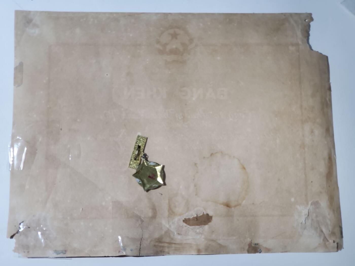 韵星假日军品类拍卖第三十九期暨默多克中校夫妇专场 -- Rimey Holidays Militaria Auction 39 & The Modoks Collection  越南社会主义共和国为胡志明市守备（公安，国安，军队）奖章+为公安长期优秀服务奖状一张 少见老纸张 后采用铜版纸印刷 章品相好