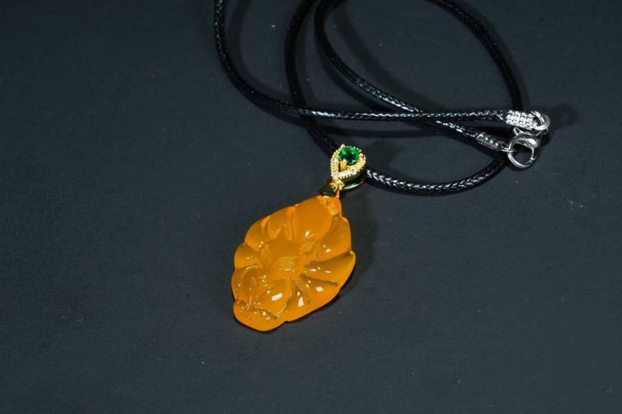 上海都达杂项专场十八（全场包邮） 天然黄玛瑙精雕《九尾狐》挂件附鉴定证书