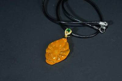 上海都达杂项专场十八（全场包邮） - 天然黄玛瑙精雕《九尾狐》挂件附鉴定证书