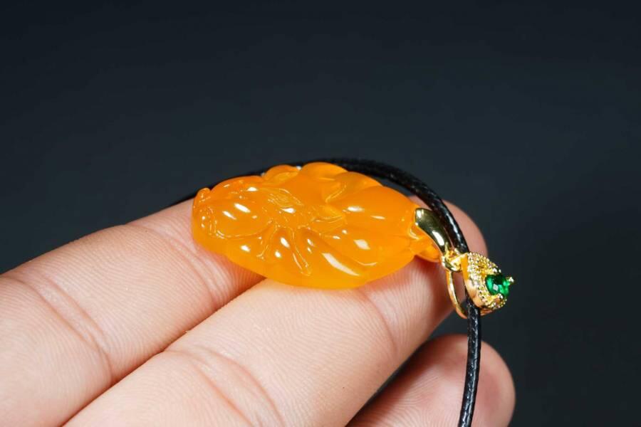 上海都达杂项专场十八（全场包邮） 天然黄玛瑙精雕《九尾狐》挂件附鉴定证书