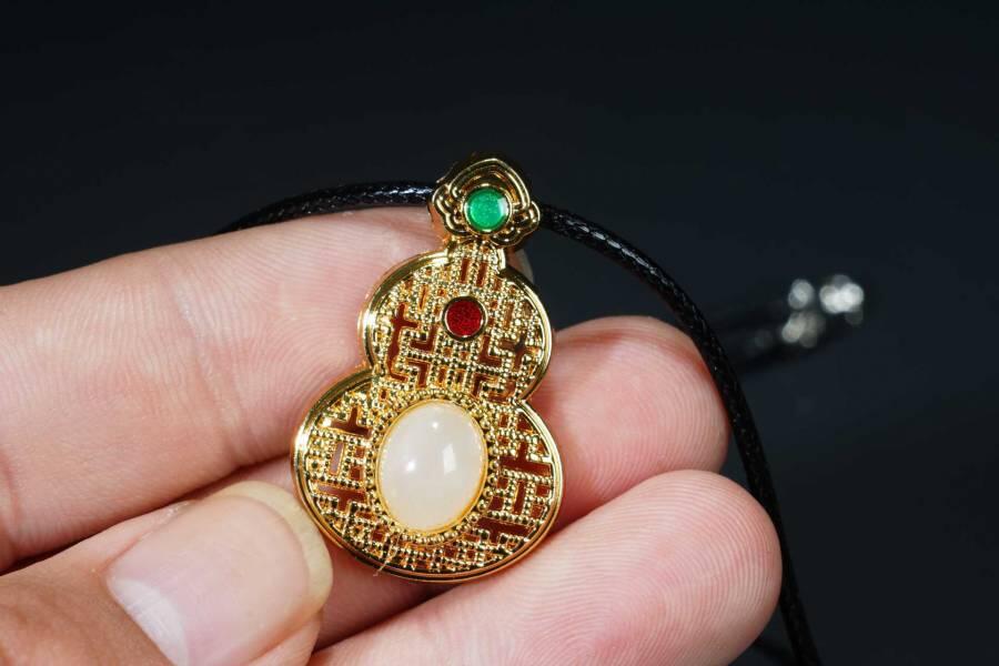 上海都达杂项专场十八（全场包邮） 天然镀金葫芦嵌和田玉蛋面挂件 附鉴定证书