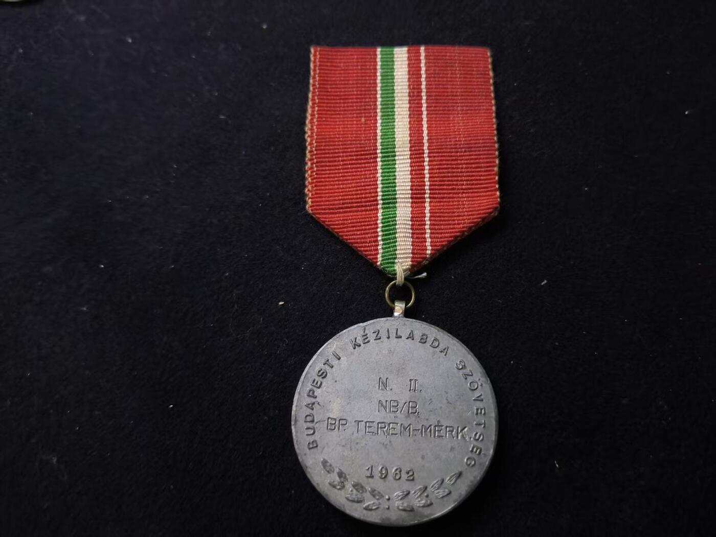 （店主清仓 大量自藏 制服徽章盛宴）罗岚⭐爱藏⭐甄选专拍第五场-分享拍场赚佣（实体经营） 匈牙利人民共和国1962首届布达佩斯国际手球锦标赛女子B组别亚军奖章  获得者包括Erzsébet Kocsis（后成为奥运冠军）