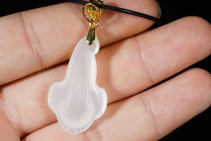 上海都达杂项专场十八（全场包邮） 天然冰透玛瑙精雕《玉兰花》挂件 附鉴定证书