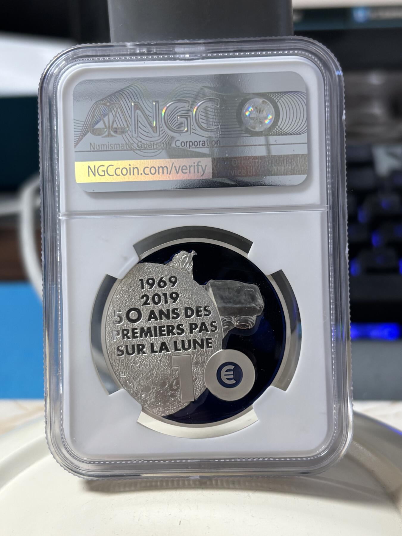 第190期拍卖 法国2019年人类登月50周年镶特殊物质银币NGC-PF70，900银+特殊彩色物质，17.3+17.9克，发行5000枚