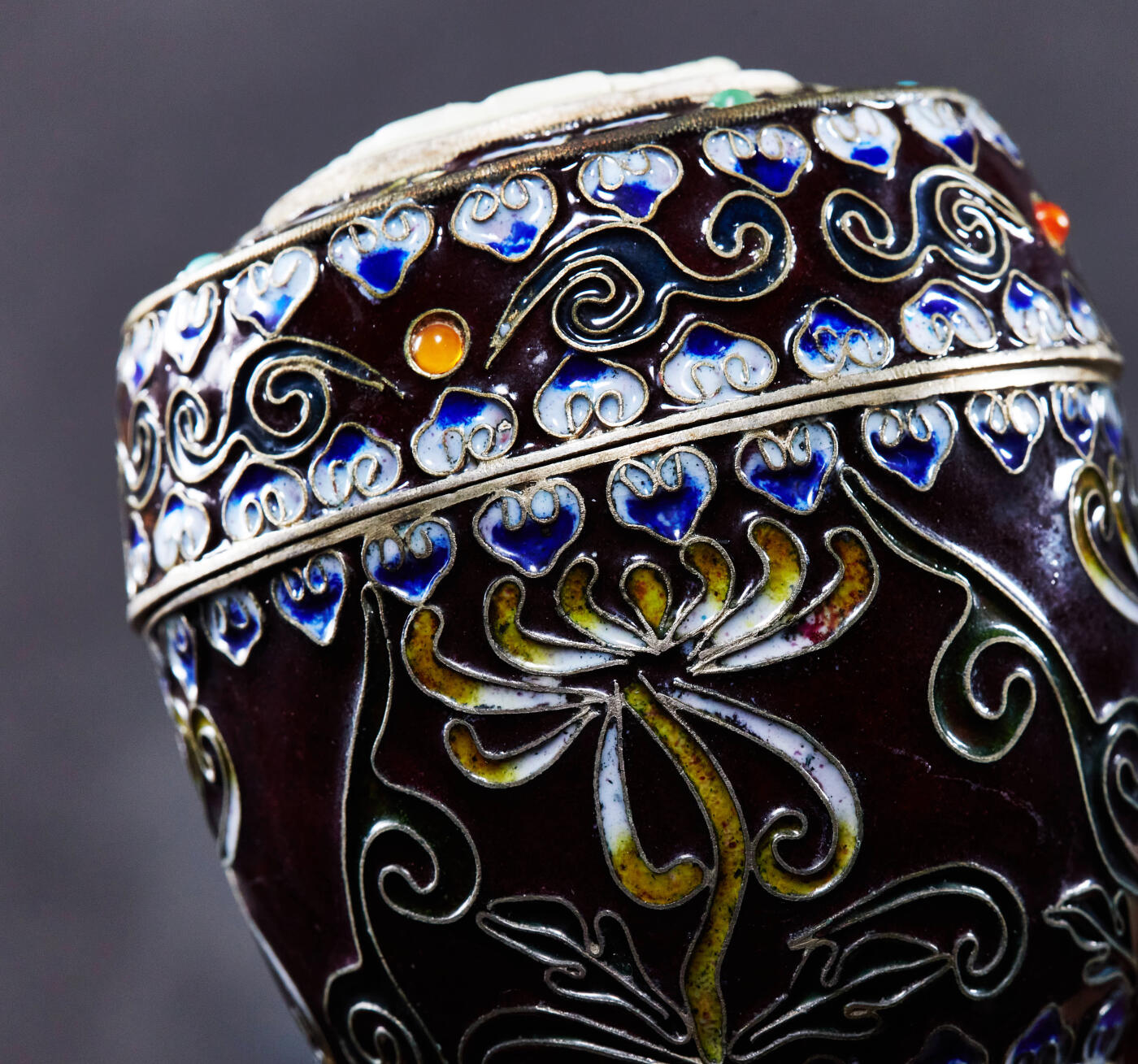 【俄甄集藏】马年新春第一拍 2026年(048)02-25星期三 晚 19:30 全场包邮 日本大正时期仿中国清代珐琅彩和田玉镶嵌银胎古董茶叶罐，高：72mm，宽：68mm，重量：159.41克