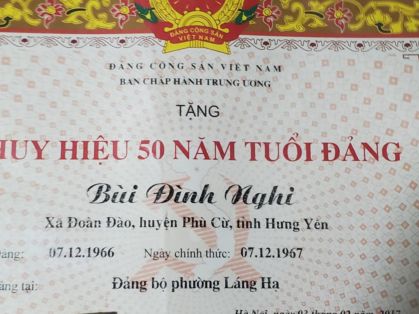 韵星假日军品类拍卖第三十九期暨默多克中校夫妇专场 -- Rimey Holidays Militaria Auction 39 & The Modoks Collection  越南社会主义共和国老干部裴廷宜光荣在党五十年奖章带大证书（带框） 证书少见原配框 奖章为早期铜珐琅版本 品相好