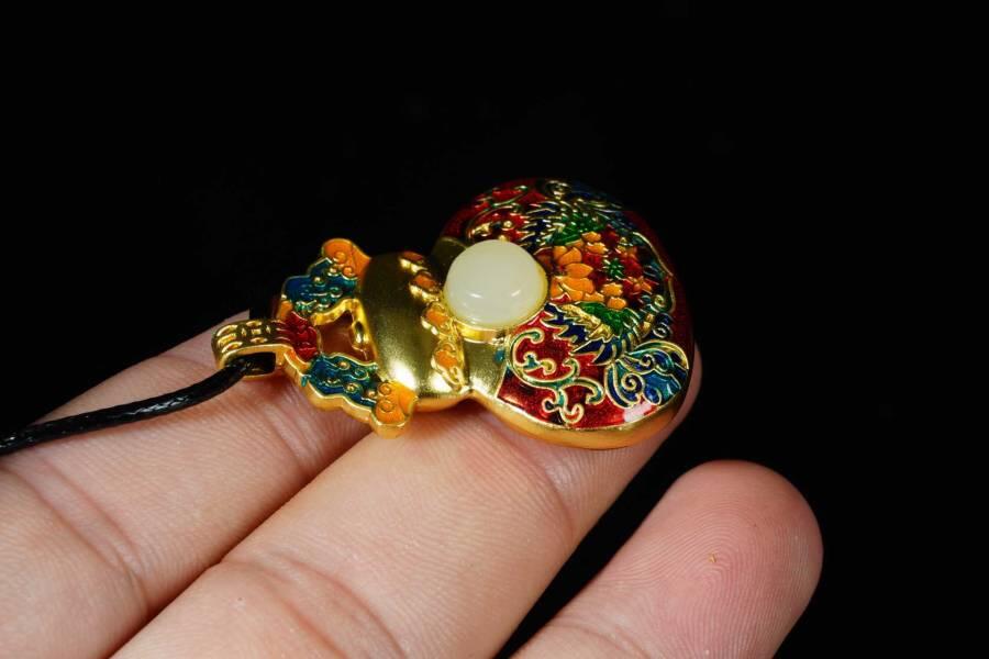 上海都达杂项专场十八（全场包邮） 天然镀金珐琅彩葫芦嵌和田玉蛋面挂件附鉴定证书