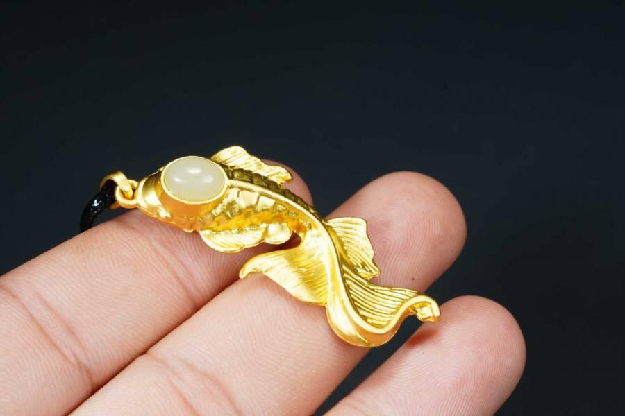 上海都达杂项专场十八（全场包邮） 天然和田玉蛋面小金鱼挂件 附鉴定证书