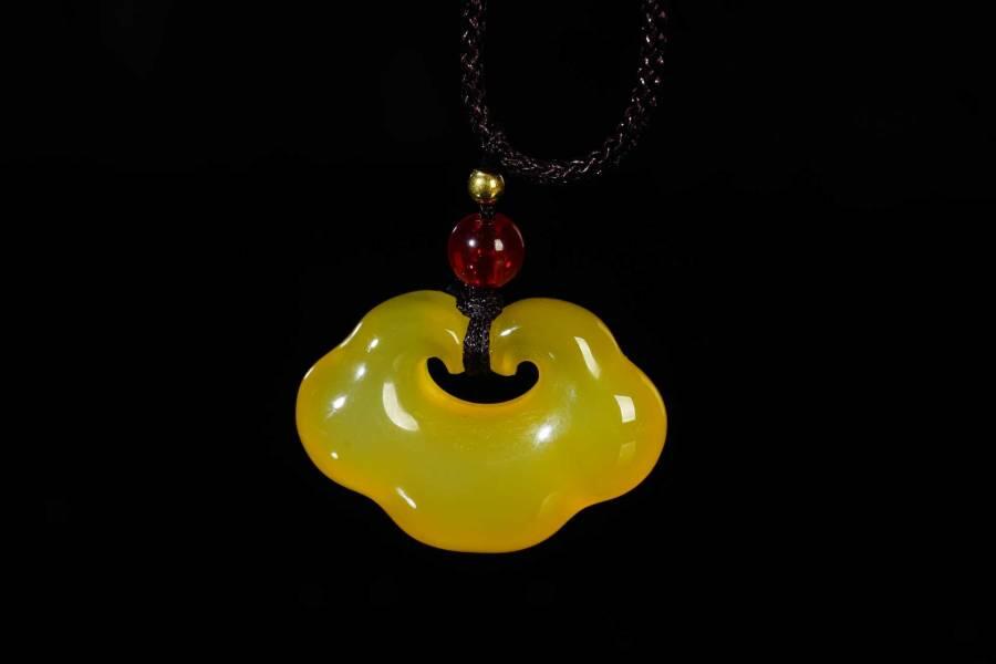 上海都达杂项专场十八（全场包邮） 天然黄玛瑙祥云如意锁挂件 附鉴定证书