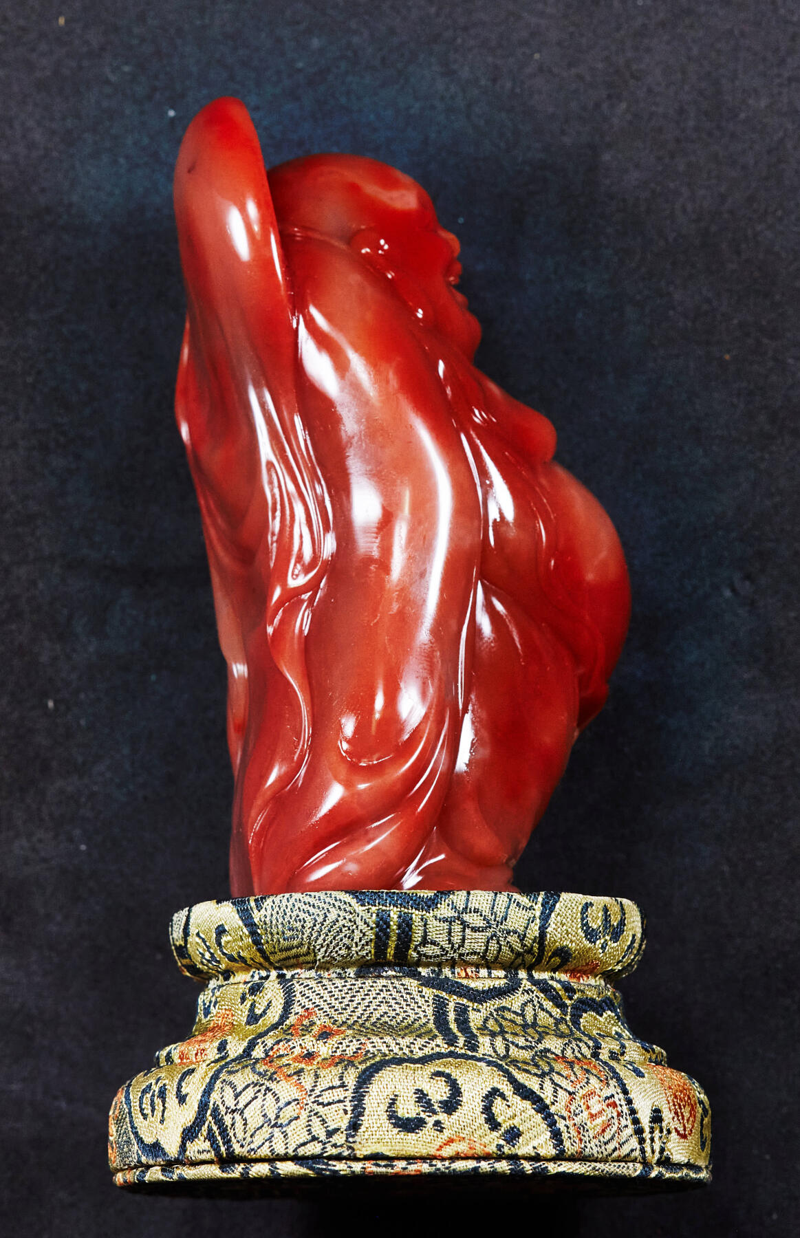 【俄甄集藏】马年新春第一拍 2026年(048)02-25星期三 晚 19:30 全场包邮 精美寿山石天然红芙蓉晶弥勒佛摆件（产地中国福建），高：95mm，厚度：50mm，重量：244.5克，颜色明丽，质地温润如玉，雕工精美，不可多得，带锦盒