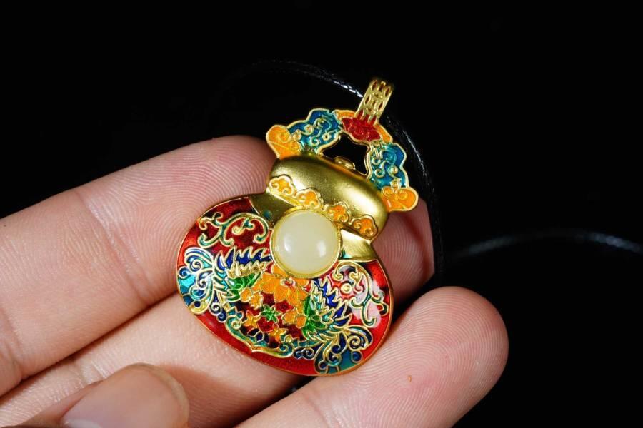 上海都达杂项专场十八（全场包邮） 天然镀金珐琅彩葫芦嵌和田玉蛋面挂件附鉴定证书