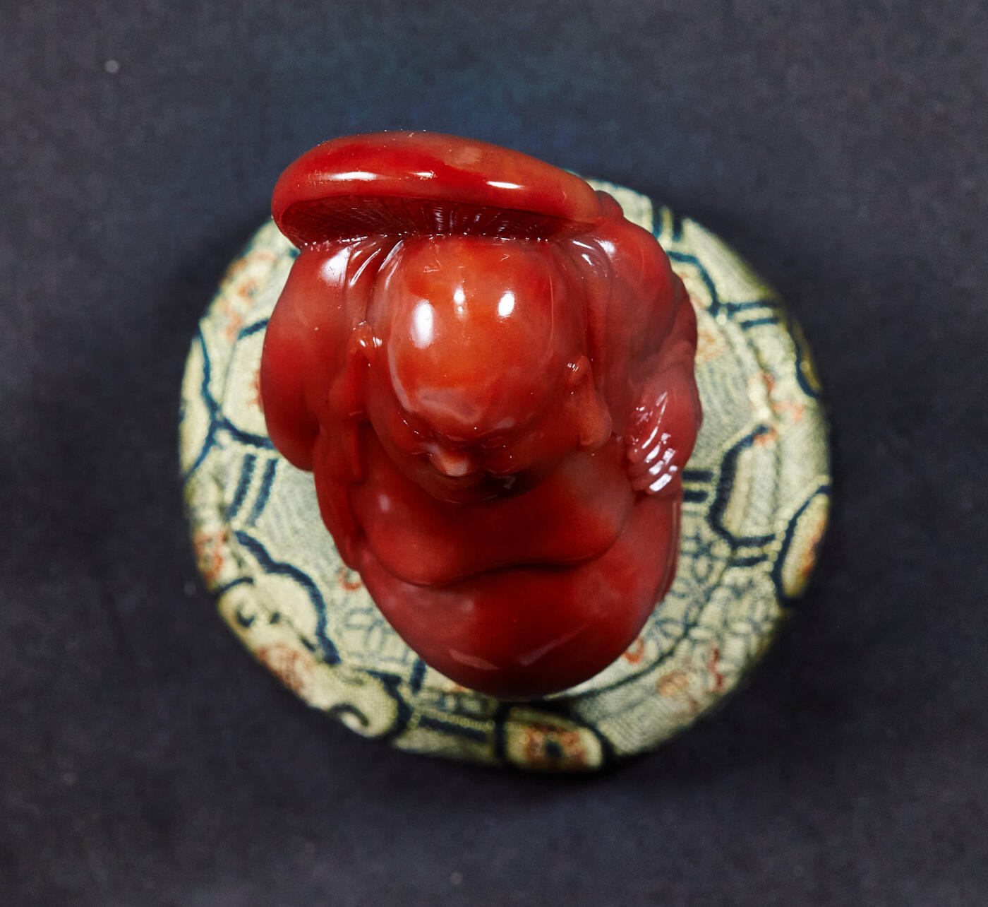 【俄甄集藏】马年新春第一拍 2026年(048)02-25星期三 晚 19:30 全场包邮 精美寿山石天然红芙蓉晶弥勒佛摆件（产地中国福建），高：95mm，厚度：50mm，重量：244.5克，颜色明丽，质地温润如玉，雕工精美，不可多得，带锦盒