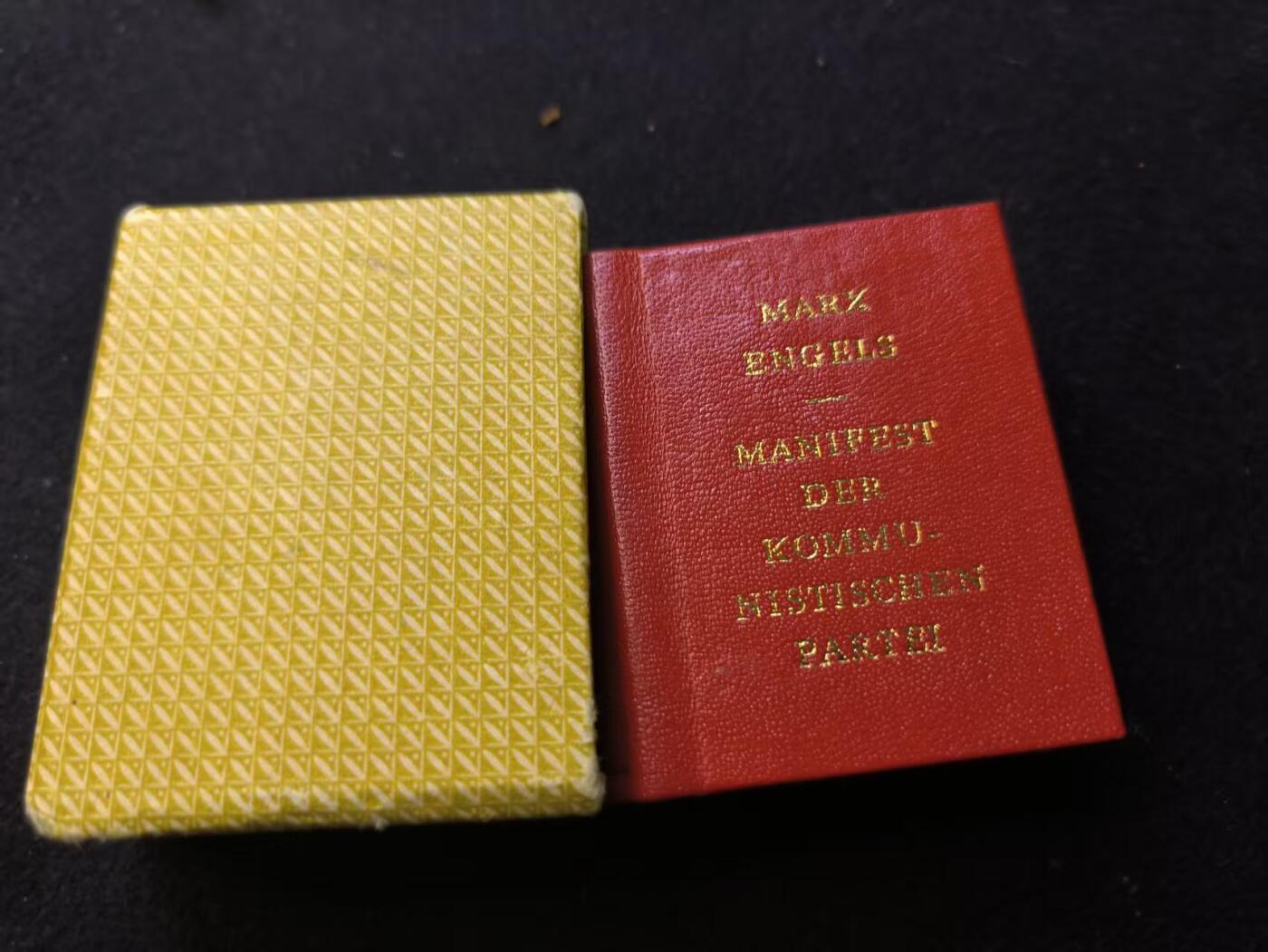 （店主清仓 大量自藏 制服徽章盛宴）罗岚⭐爱藏⭐甄选专拍第五场-分享拍场赚佣（实体经营） 民主德国《共产党宣言》精装版口袋书 配发给当时的高级干部 赠友佳品