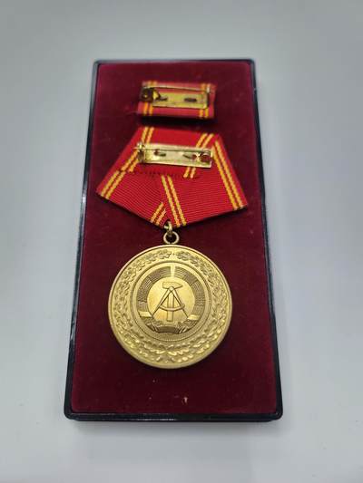 南水社第二次拍卖 民主德国内务部25年忠诚服役金质奖章 完好品相 带盒略
