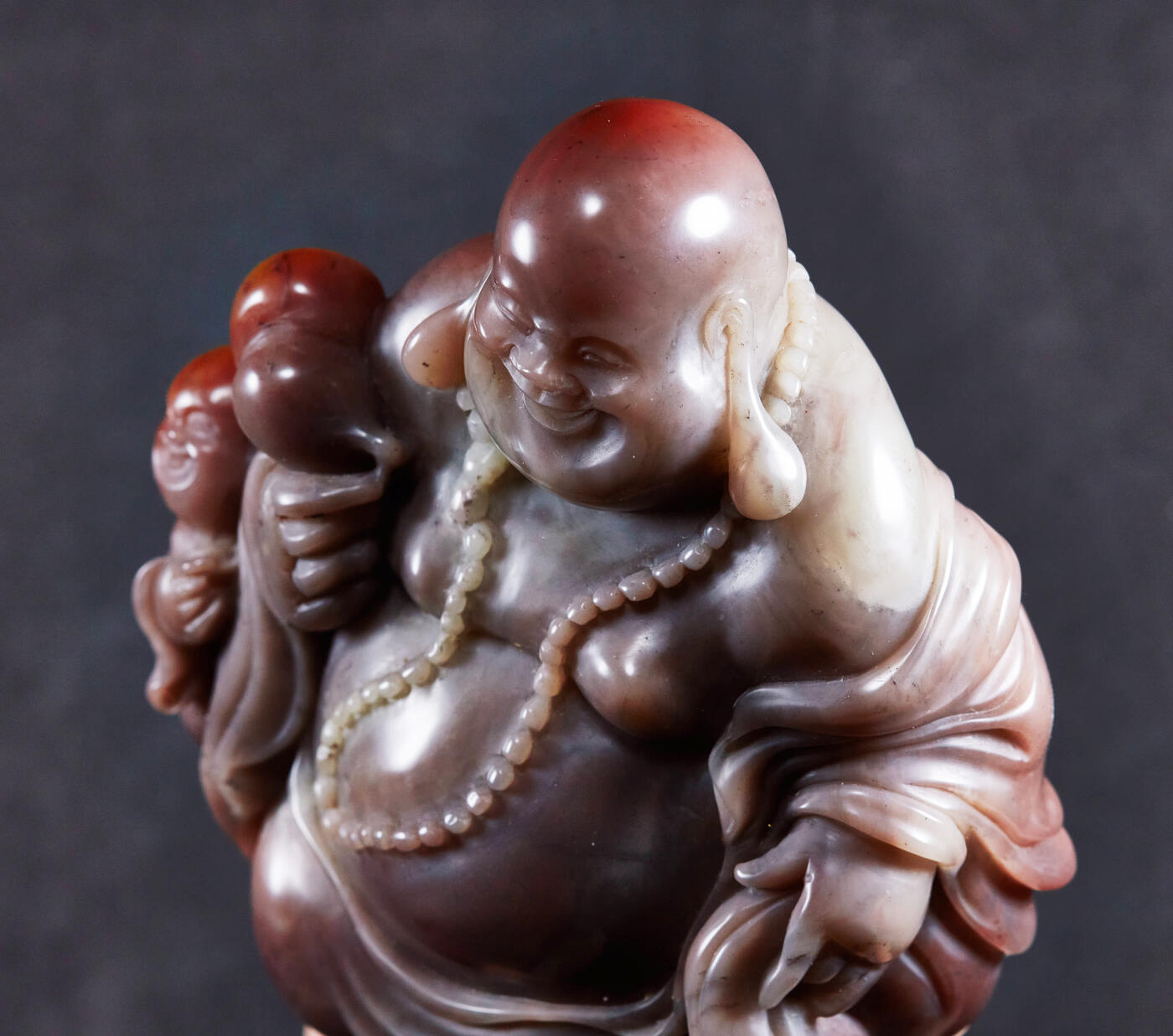 【俄甄集藏】马年新春第一拍 2026年(048)02-25星期三 晚 19:30 全场包邮 精美老挝石弥勒佛摆件（产地老挝），高：130mm，宽：110mm，厚：50mm，重量：834克，雕工精美，质地温润，带锦盒
