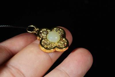 上海都达杂项专场十八（全场包邮） - 天然镀金一叶知秋嵌和田玉蛋面挂件 附鉴定证书