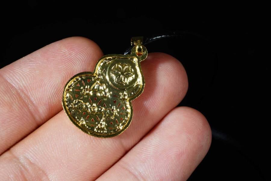 上海都达杂项专场十八（全场包邮） 天然镀金葫芦嵌和田玉蛋面挂件 附鉴定证书