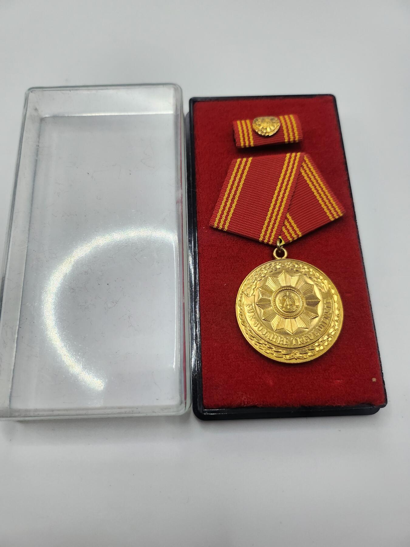 南水社第二次拍卖 民主德国内务部30年忠诚服役金质奖章 完好品相 带盒略