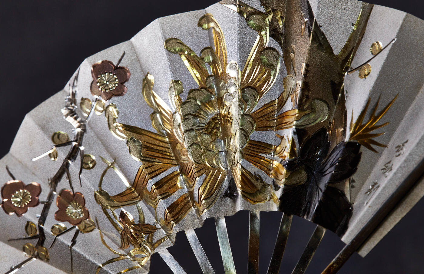 【俄甄集藏】马年新春第一拍 2026年(048)02-25星期三 晚 19:30 全场包邮 日本1950年代错金梅兰菊纯银扇子摆件，埼玉县名家川村秀秋作品，尺寸：250mm×150mm，重量：116.1克，999银