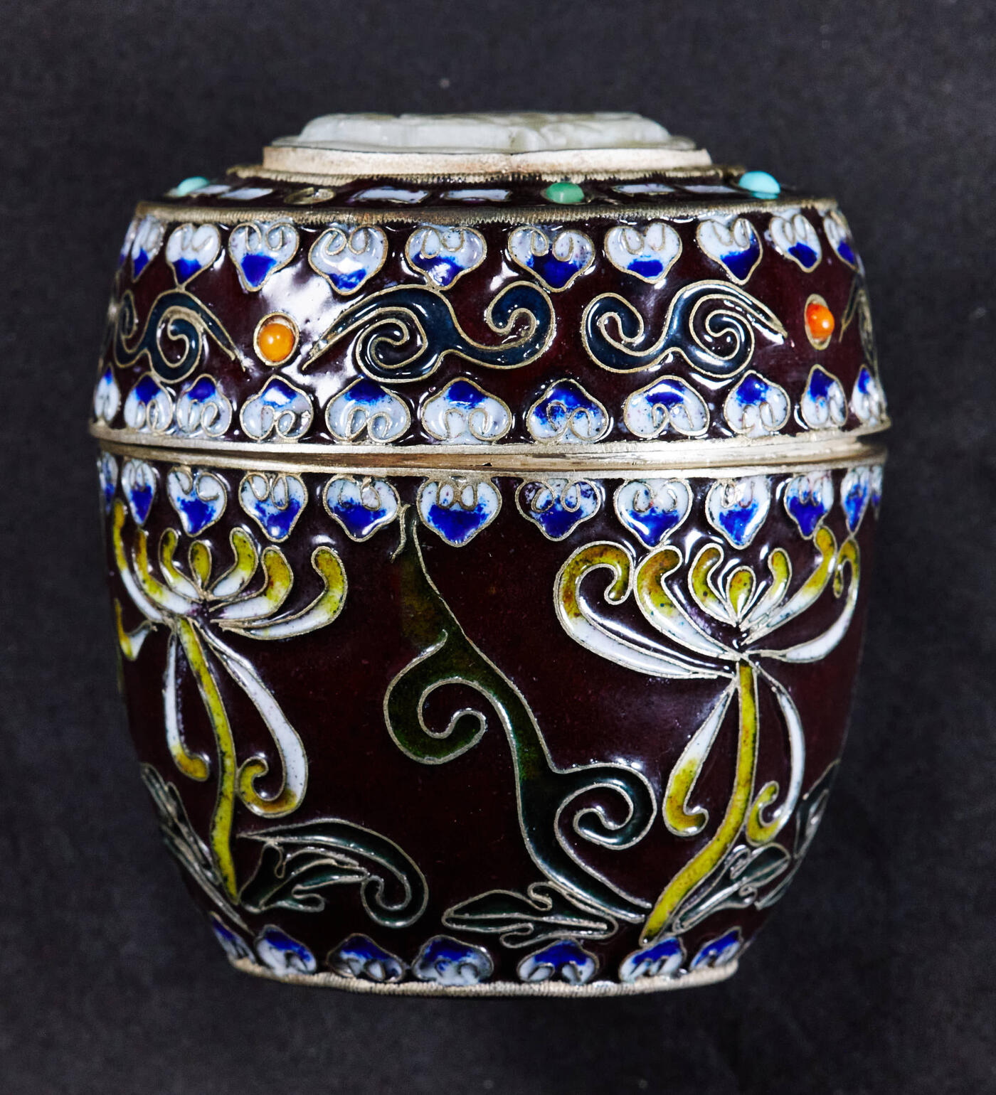 【俄甄集藏】马年新春第一拍 2026年(048)02-25星期三 晚 19:30 全场包邮 日本大正时期仿中国清代珐琅彩和田玉镶嵌银胎古董茶叶罐，高：72mm，宽：68mm，重量：159.41克