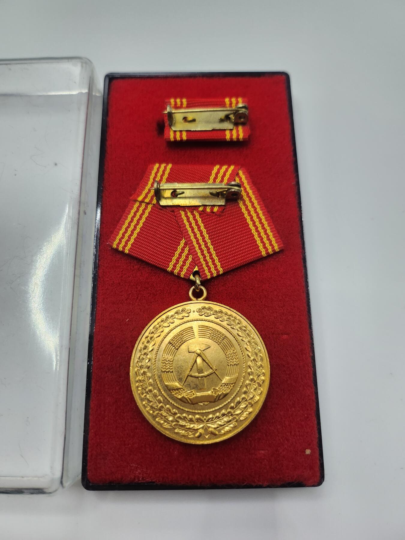 南水社第二次拍卖 民主德国内务部30年忠诚服役金质奖章 完好品相 带盒略