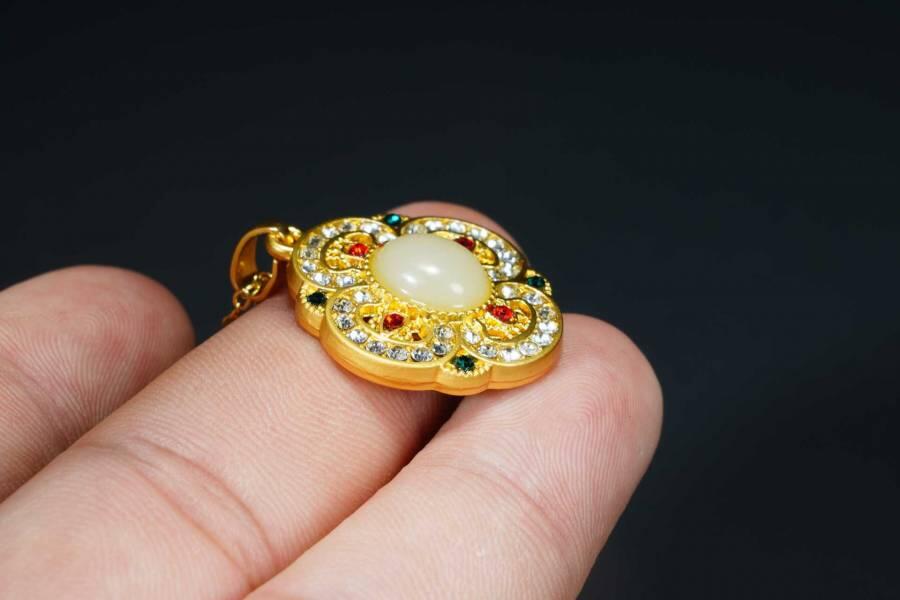 上海都达杂项专场十八（全场包邮） 天然 和田玉蛋面四叶草挂件 附鉴定证书