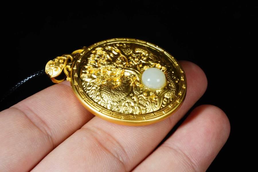 上海都达杂项专场十八（全场包邮） 天然镀金祥龙吐珠嵌和田玉蛋面挂件 附鉴定证书