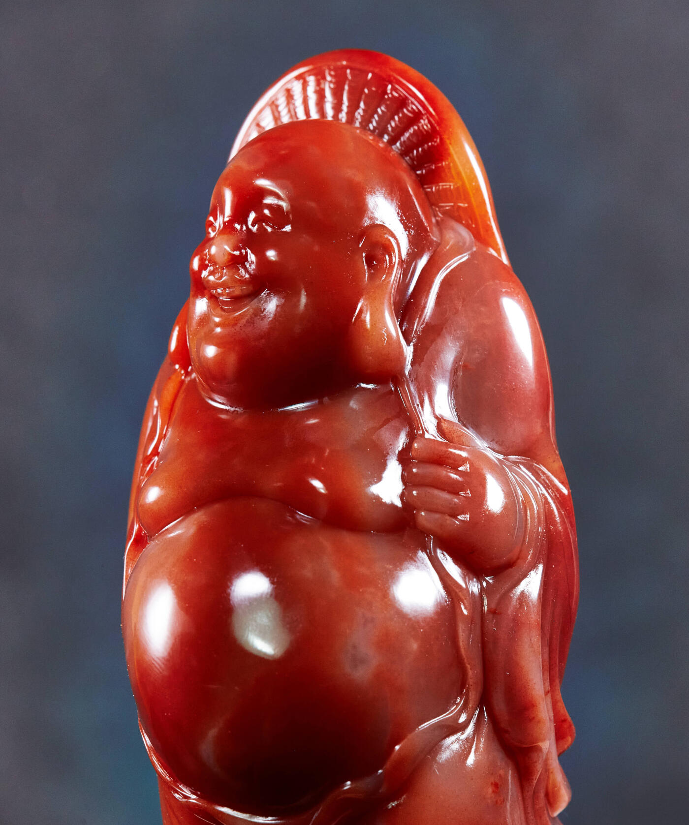 【俄甄集藏】马年新春第一拍 2026年(048)02-25星期三 晚 19:30 全场包邮 精美寿山石天然红芙蓉晶弥勒佛摆件（产地中国福建），高：95mm，厚度：50mm，重量：244.5克，颜色明丽，质地温润如玉，雕工精美，不可多得，带锦盒