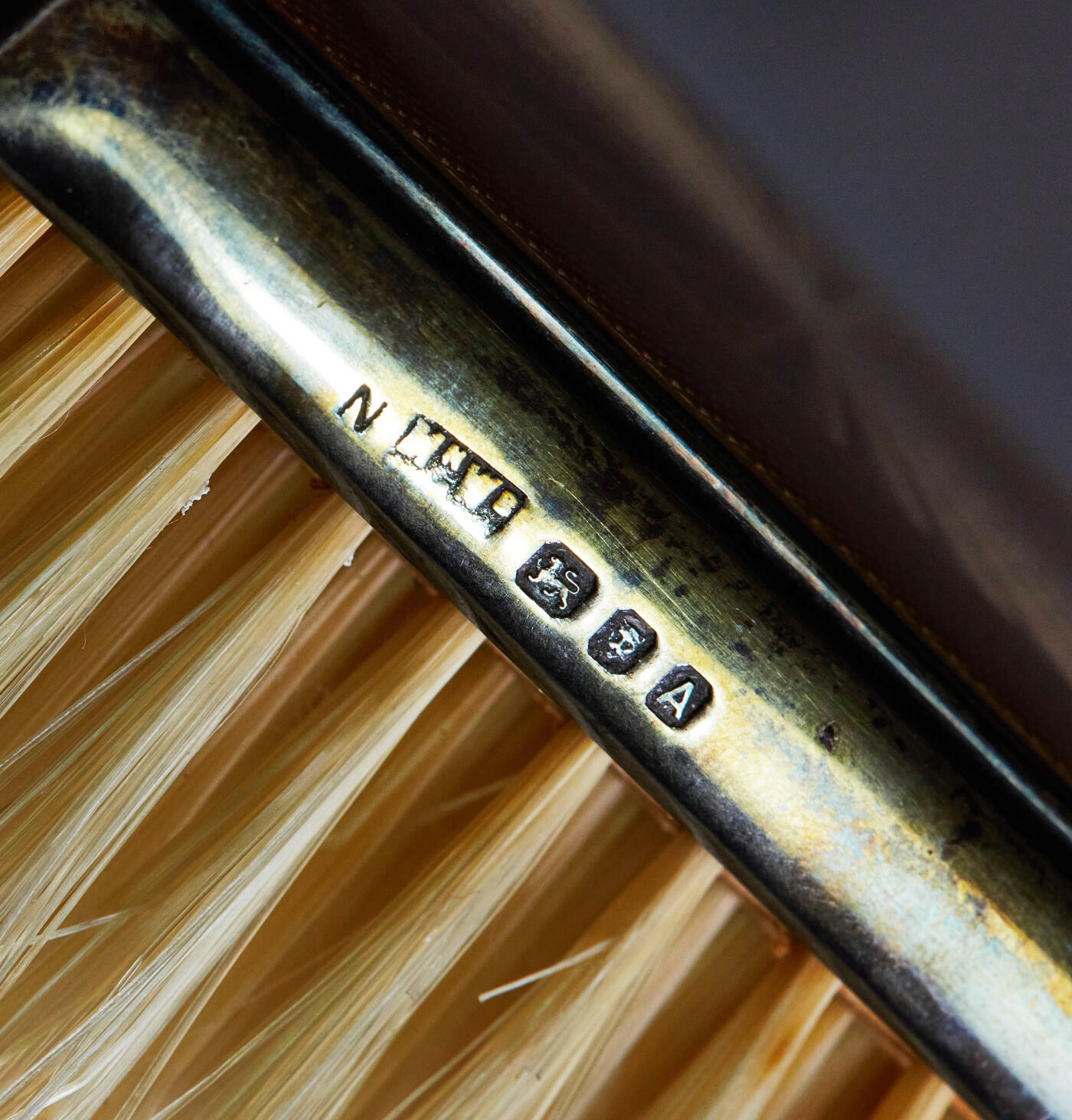 【俄甄集藏】马年新春第一拍 2026年(048)02-25星期三 晚 19:30 全场包邮 英国伦敦1936年Mappin & Webb（马平&韦伯）顶级珠宝制造商（劳力士手表特许经销商）出品，银质珐琅镶嵌古董毛刷、梳妆镜居家三件套，梳妆镜高：272mm，宽：100mm；长柄刷长：235mm，宽：70mm；无柄刷长：158mm，宽：37mm，总重量：509克，925银，设计精美，保存完好