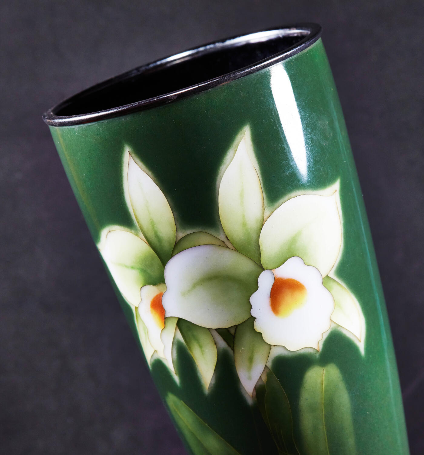 【俄甄集藏】马年新春第一拍 2026年(048)02-25星期三 晚 19:30 全场包邮 日本1960年代著名安滕七宝烧工坊作品绿釉兰花款式铜胎无线珐琅工艺花瓶，高：213mm，杯口直径：103mm，重量：764克