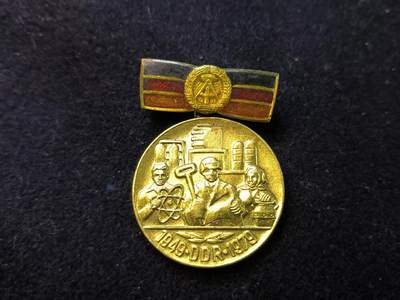 （店主清仓 大量自藏 制服徽章盛宴）罗岚⭐爱藏⭐甄选专拍第五场-分享拍场赚佣（实体经营） - 民主德国建国三十周年奖章 颁发给在职的军官、政府官员、教授等 好品少见