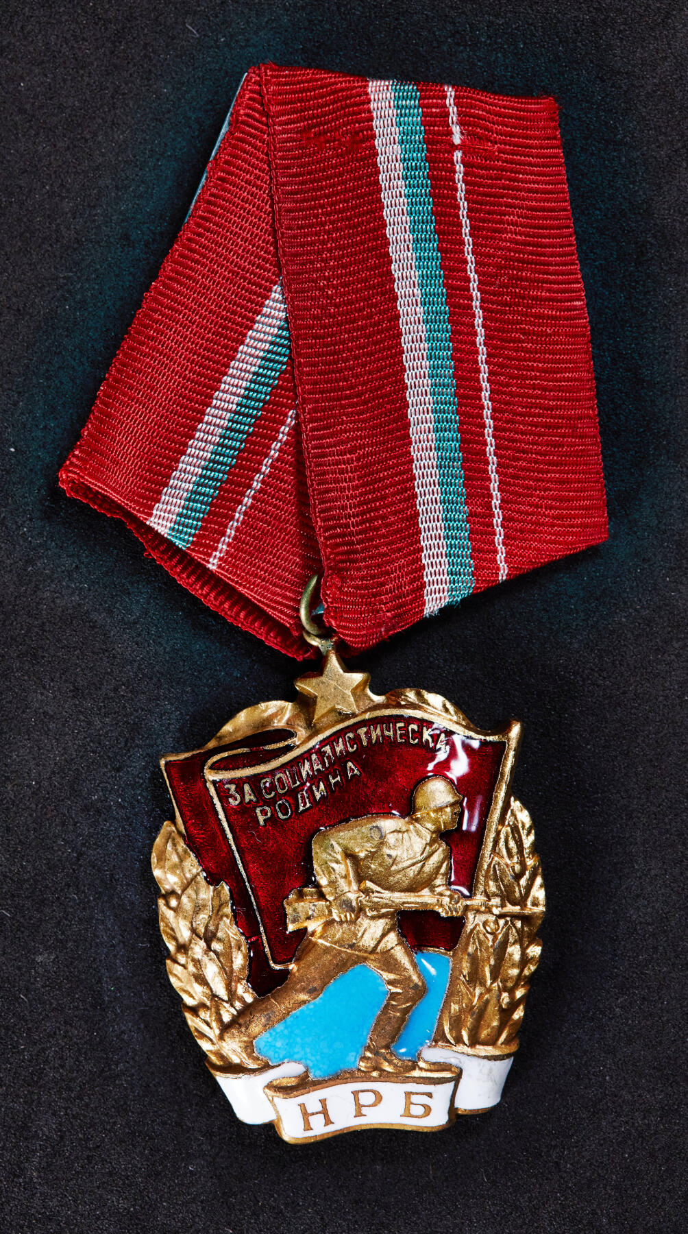 【俄甄集藏】马年新春第一拍 2026年(048)02-25星期三 晚 19:30 全场包邮 保加利亚战斗红旗勋章，铜质镀金珐琅，十分厚重，长：45mm，宽：33mm，重量：45.91克