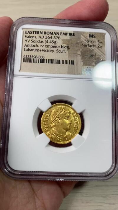 万国钱币拍卖第060期（万国六十期纪念大拍） NGC MS 古罗马帝国瓦伦斯索利多金币 头戴宝石皇冠的皇帝英姿飒爽 历经千年时光洗礼依旧金光熠熠 罗马帝国晚期高水平古典艺术的代表之作 4.45g高纯度古代金币 典藏级品质