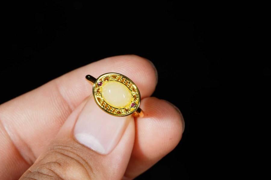 上海都达杂项专场十八（全场包邮） 天然和田玉元宝蛋面戒指 附鉴定证书