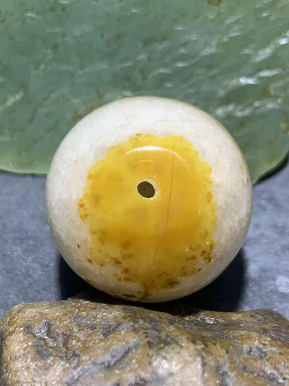 精美冰飘鸡油黄战国红玛瑙随形大桶珠一颗！