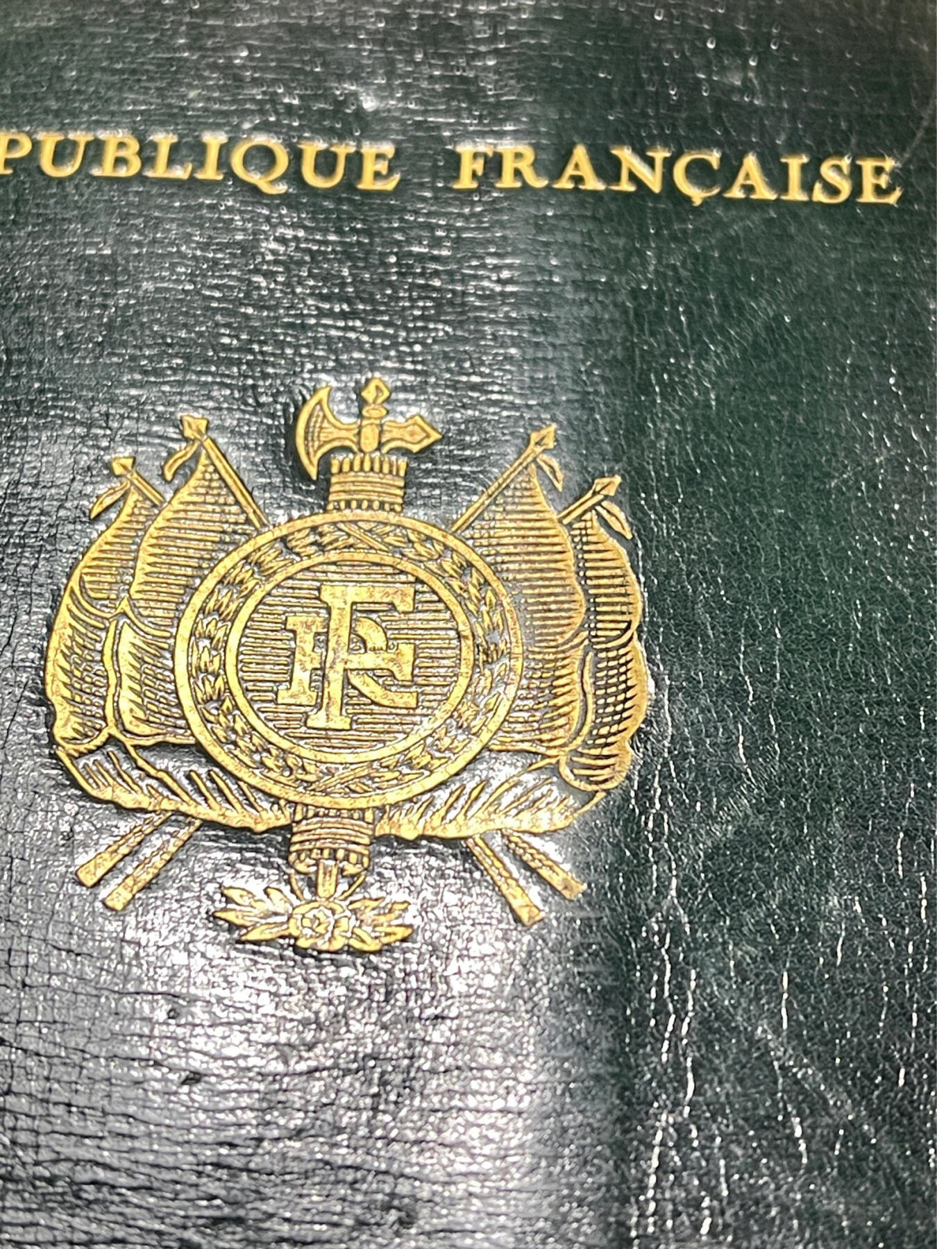 法国老版本过期护照真品原版收藏外皮和内胆（接受交换朝鲜苏联勋章）