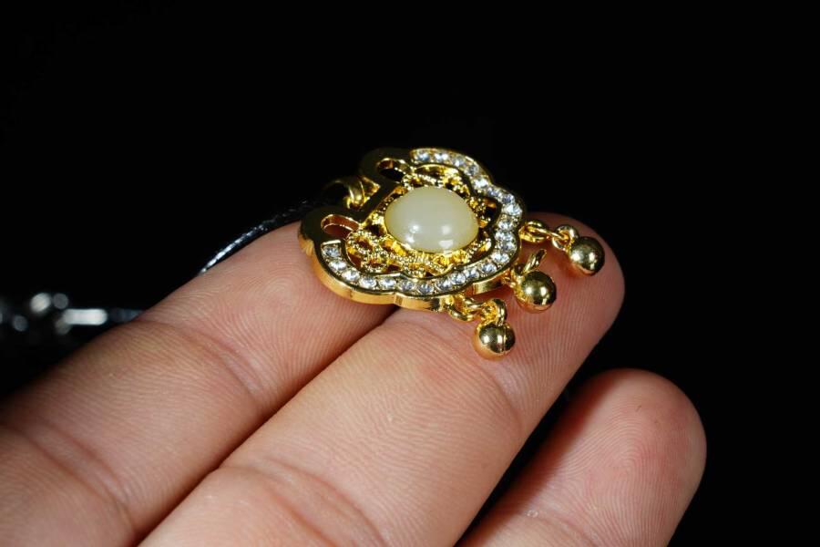 上海都达杂项专场十八（全场包邮） 天然镀金如意锁嵌和田玉蛋面挂件 附鉴定证书