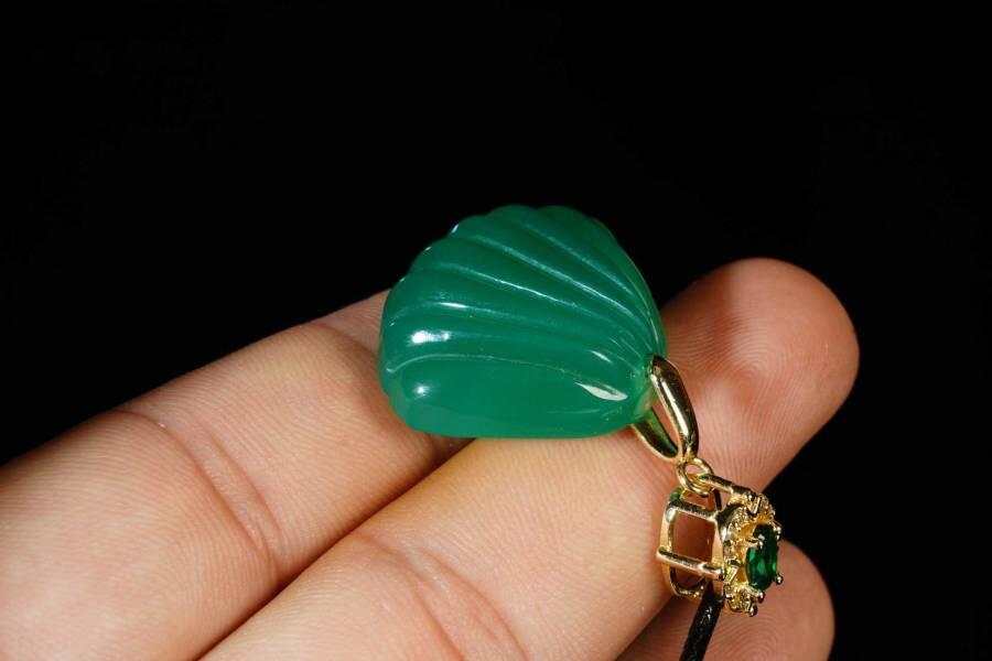 上海都达杂项专场十八（全场包邮） 天然绿玛瑙贝壳挂件 附鉴定证书