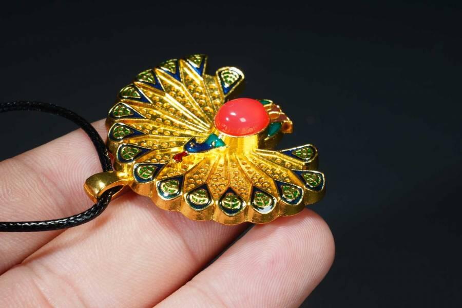 上海都达杂项专场十八（全场包邮） 天然镀金孔雀开屏嵌红玛瑙蛋面挂件 附鉴定证书