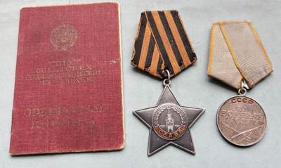 盛世勋华——号角文化勋章邮票专场拍卖第303期 - 苏联三级光荣战功套章 带证书，奖励卡 银制，总重61克，银价1000+，授予恰尔科夫斯基，在波多雷村地域内抗击德国法西斯侵略者的战斗中，恰尔科夫斯基同志作为填装手所在的炮兵分队，冒着敌军的炮火，直接瞄准，击毙了2名德军士兵，压制了2挺机枪，打坏了1辆汽车。 他值得被授予三级光荣勋章