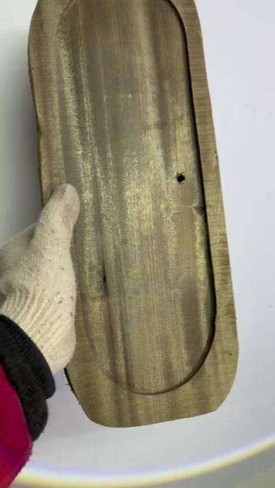 零元拍：NO.40爆满金丝乌木金丝楠 茶盘无需打磨就已经金光闪闪。满金丝药香，尺寸约：40.5/15.5/4CM。底部裂纹等木料干燥后再进行修整打磨。