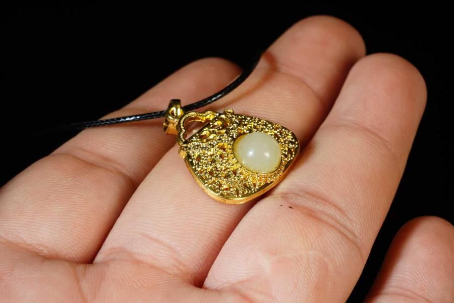 上海都达杂项专场十八（全场包邮） 天然镀金小香包嵌和田玉蛋面挂件 附鉴定证书