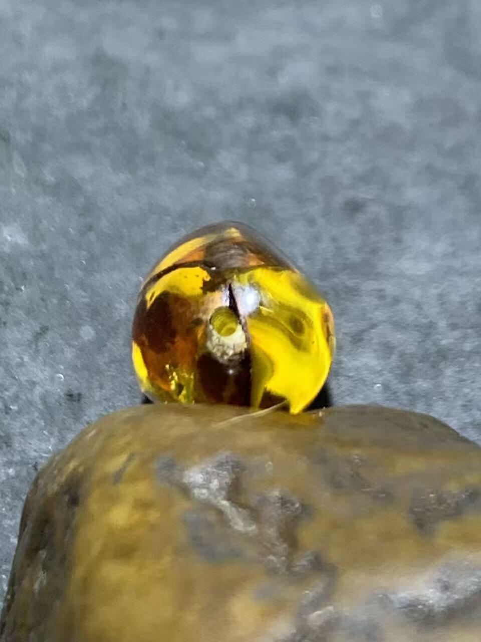 乌克兰花珀通货随形珠一个，